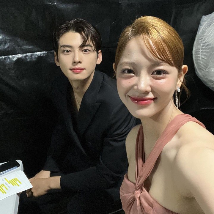 <p>Kim Sejeong kemudian ditanya siapa saja yang masuk dalam tingkat pertama orang terdekatnya. Kemudian, ia menjawab bahwa posisi tersebut diisi oleh dua orang idol terkenal, yakni Jihyo TWICE atau Cha Eun Woo ASTRO. (Foto: Instagram @clean_0828)<br /><br /><br /></p>