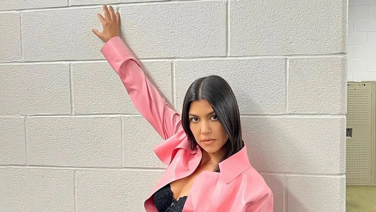 Kourtney Kardashian pose di toilet pria.