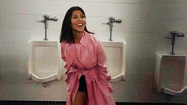 img-title Jual Permen Karet untuk Vagina, Kourtney Kardashian Tuai Hujatan