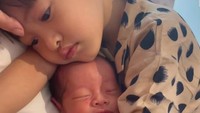 <p>Abang Kaiu pun terlihat sangat antusias menyambut adik laki-lakinya. Bahkan dalam beberapa momen, terlihat Kaiu seperti tak bisa jauh-jauh dari sang adik nih. Foto: Instagram @libraakila</p>