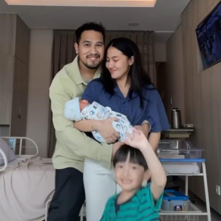 <p>Kini bertambah lagi anggota keluarga kecil Bunda Libra. Semoga keluarga ini selalu diberi kesehatan dan kebahagiaan ya Bunda. Foto: Instagram @libraakila</p>