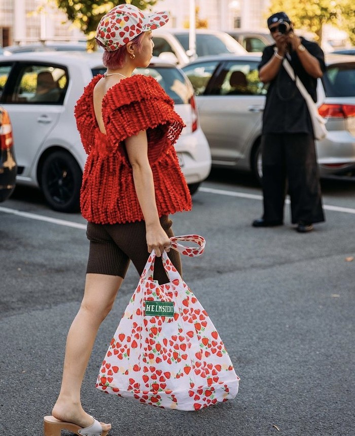 Matchy-matchy! Instan modis dengan menyamakan corak dari fashion items tak terduga, seperti topi dan tas. Atasan bervolume dengan warna dasar serupa buat gaya semakin atraktif. Foto: instagram.com/cphfw/Anastasia
