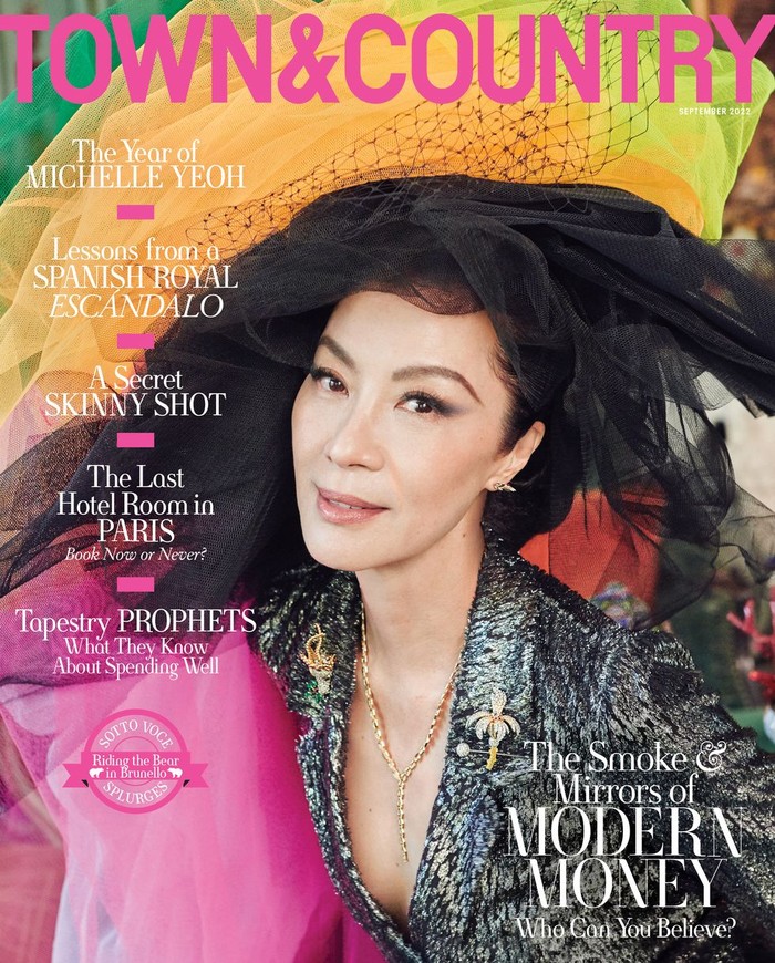 Michelle membagikan cerita perjalanan kariernya yang bermula dari juara kontes Miss Malaysia World pada tahun 1983, berlanjut menekuni dunia akting dengan aktif di industri film Hong Kong hingga akhirnya berhasil menjajal Hollywood. Foto: Ruven Afanador/Town&Country