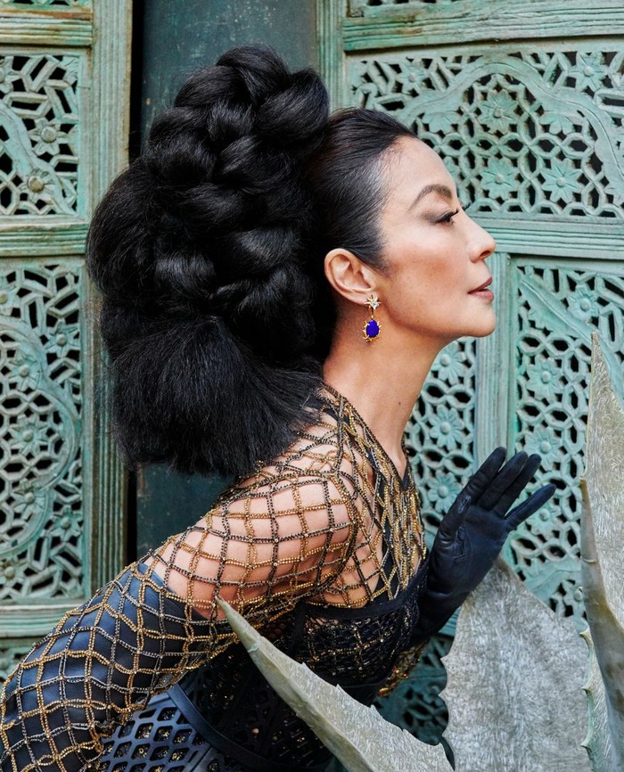 Baru merayakan ulang tahun ke-60, perempuan bernama asli Yeoh Choo Kheng ini terlihat edgy memakai gaun jaring rancangan Dior. Foto: Ruven Afanador/Town&Country