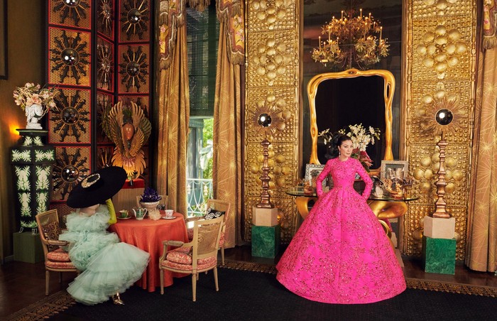 Glamor bak karakternya di Crazy Rich Asian, Michelle Yeoh memakai gaun pink rancangan Giambattista Valli. Foto: Ruven Afanador/Town&Country