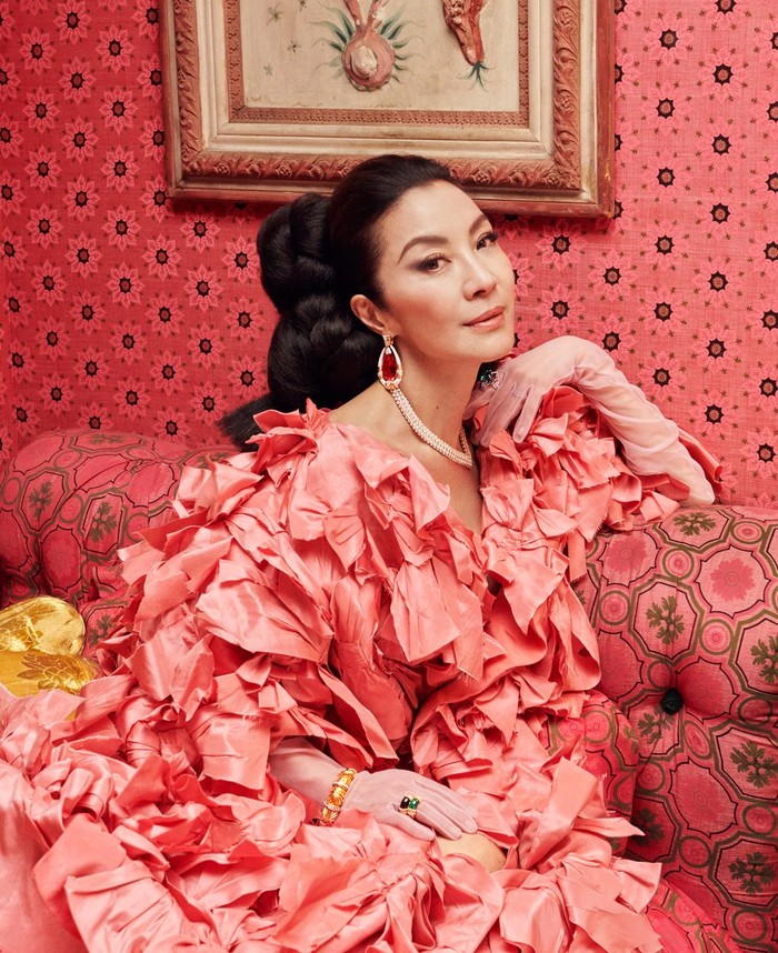 Jadi cover model majalah Town & Country edisi September 2022, Michelle Yeoh terlihat glamor dalam balutan busana dan perhiasan mewah. Seperti coat bergaya dramatis berikut lansiran Oscar de la Renta. Foto: Ruven Afanador/Town&Country