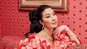 Terlihat Glamor dan Awet Muda di Usia 60 Tahun, Michelle Yeoh Tampil Jadi Model Cover Majalah Town & Country!