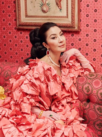 img-title Terlihat Glamor dan Awet Muda di Usia 60 Tahun, Michelle Yeoh Tampil Jadi Model Cover Majalah Town & Country!