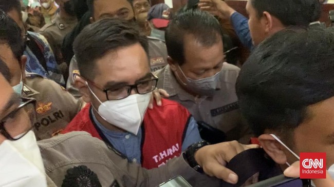 Anak kiai Jombang terdakwa kasus pencabulan santriwati, Moch Subchi Atsal Tsani (MSAT) dituntut 16 tahun penjara.