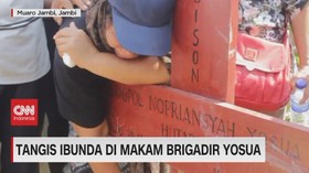 VIDEO: Tangis Ibunda di Makam Brigadir Yosua