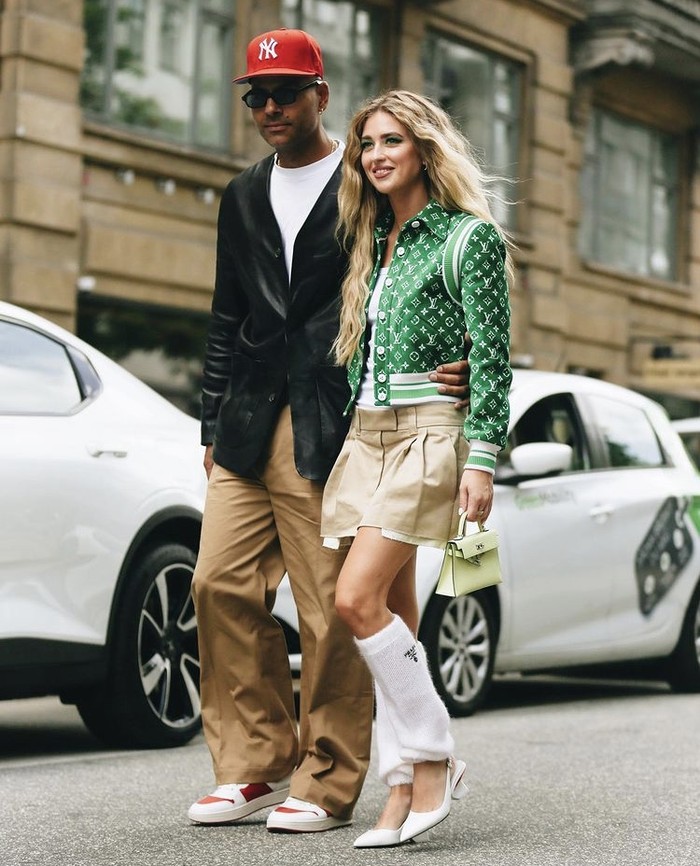Palet warna netral dengan imbuhan mencolok melalui jaket berikan aksentuasi pada penampilan. Misalnya, kombinasi tank top putih, rok mini, leg warmer, dan kitten heels yang dipertegas dengan jaket hijau Louis Vuitton ini. Foto: instagram.com/thestreetpie