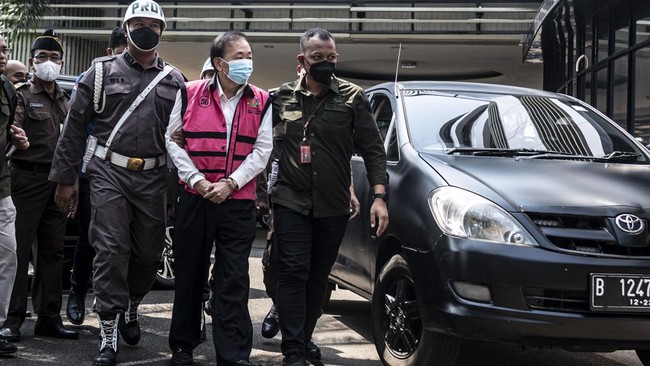 Surya Darmadi yang mengenakan rompi pink itu tidak berbicara apapun kepada awak media dan langsung memasuki gedung bundar.
