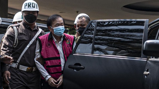 Surya Darmadi didakwa merugikan keuangan negara Rp4,7 triliun dan perekonomian negara sebesar Rp73,9 triliun, dan memperkaya diri sendiri Rp7,5 triliun.