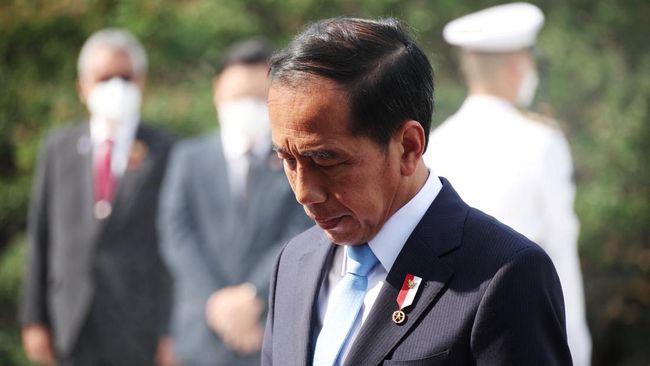 Presiden Jokowi bersama rombongan diantaranya Kapolri Listyo Sigit, Menko Polhukam Mahfud MD dan Gubernur Jatim menjenguk korban tragedi Kanjuruhan di RS.