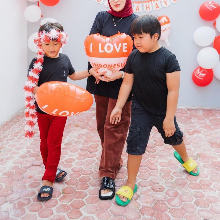<p>Di potret lainnya, Ririe juga berpose bersama dua jagoannya nih. Kali ini, mereka bertiga kompak mengenakan baju hitam. (Foto: Instagram @ririe_fairus)</p>