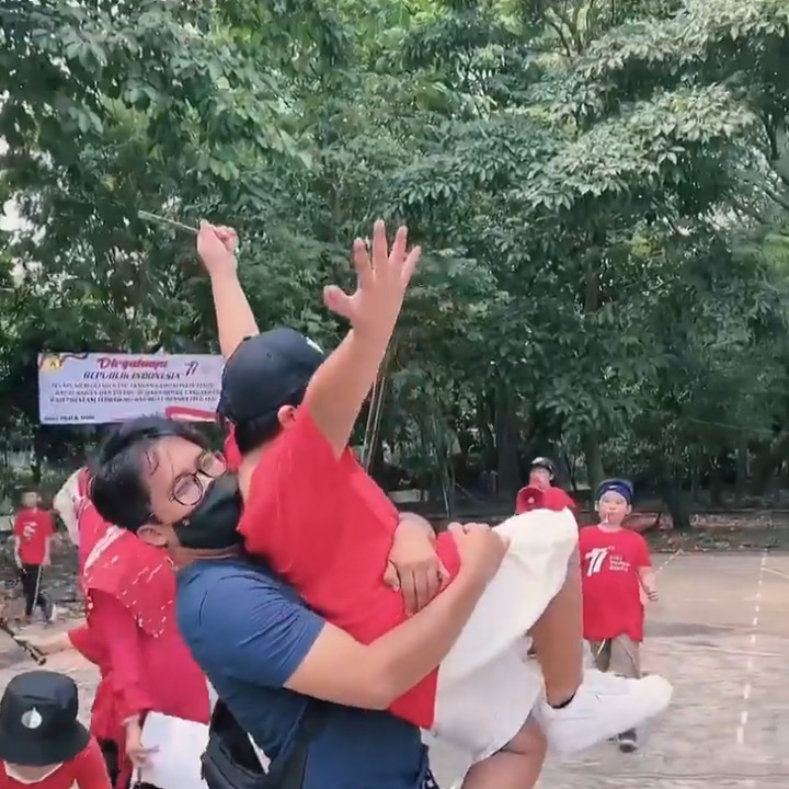 <p>HUT RI ke-77 menjadi momen yang spesial bagi Ayus Sabyan. Di salah satu momen, anggota grup Sabyan Gambus ini terlihat menggendong si sulung Bian yang baru saja menjuarai lomba membawa kelereng dengan sendok. Bian tampak begitu bahagia saat dipeluk dan digendong sang ayah. (Foto: Instagram @ririe_fairus)</p>