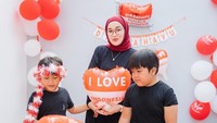 <p>Di potret lainnya, Ririe juga berpose bersama dua jagoannya nih. Kali ini, mereka bertiga kompak mengenakan baju hitam. (Foto: Instagram @ririe_fairus)</p>