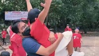 <p>HUT RI ke-77 menjadi momen yang spesial bagi Ayus Sabyan. Di salah satu momen, anggota grup Sabyan Gambus ini terlihat menggendong si sulung Bian yang baru saja menjuarai lomba membawa kelereng dengan sendok. Bian tampak begitu bahagia saat dipeluk dan digendong sang ayah. (Foto: Instagram @ririe_fairus)</p>