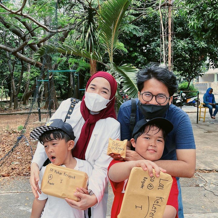 <p>Meski telah bercerai, Ririe dan Ayus tetap kompak dalam urusan mengasuh anak. Seperti diketahui, keduanya dikaruniai dua anak laki-laki bernama Sabian Ikni Sakhy dan Sabian Ben Zidane. (Foto: Instagram @ririe_fairus)</p>