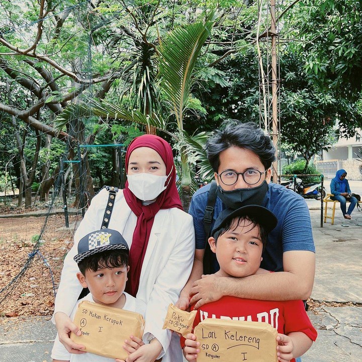 <p>Pada Hari Kemerdekaan 17 Agustus kemarin, Ririe Fairus dan Ayus Sabyan tampak menemani dua buah hati mereka yang ikut lomba, Bunda. Momen tersebut dibagikan Ririe di akun media sosial miliknya nih. (Foto: Instagram @ririe_fairus)</p>