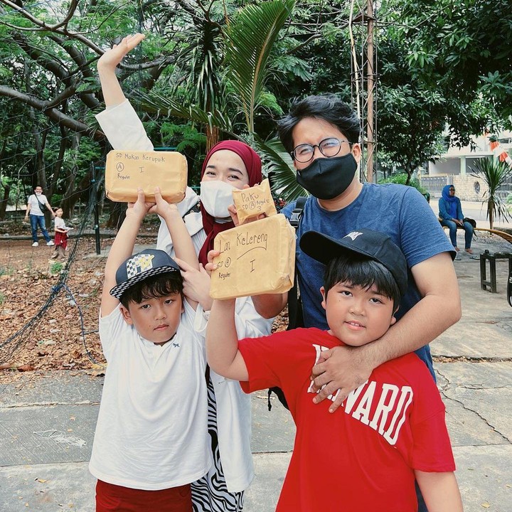 <p>Kekompakan Ririe dan Ayus menuai respons positif dari netizen nih. Beberapa di antaranya memuji Ririe, mengatakan dia memiliki hati yang baik, Bunda. (Foto: Instagram @ririe_fairus)</p>