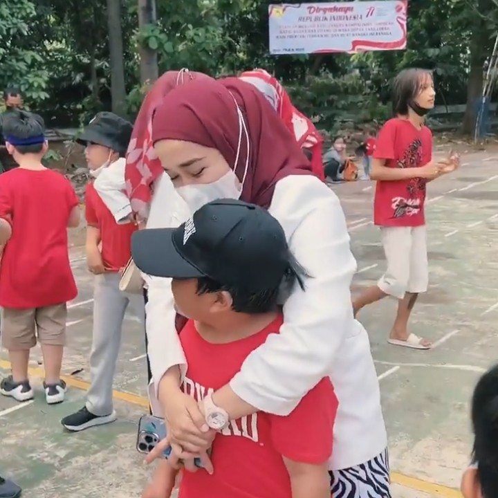 <p>Di HUT RI ke-77, Ririe membagikan momen saat kedua putranya mengikuti lomba 17-an. Ia tampak memeluk anak sulungnya, Bian, yang baru selesai mengikuti lomba nih. Ririe dan kedua anaknya terlihat kompak mengenakan pakaian dengan warna senada.</p>