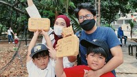 <p>Kekompakan Ririe dan Ayus menuai respons positif dari netizen nih. Beberapa di antaranya memuji Ririe, mengatakan dia memiliki hati yang baik, Bunda. (Foto: Instagram @ririe_fairus)</p>