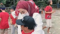 <p>Di HUT RI ke-77, Ririe membagikan momen saat kedua putranya mengikuti lomba 17-an. Ia tampak memeluk anak sulungnya, Bian, yang baru selesai mengikuti lomba nih. Ririe dan kedua anaknya terlihat kompak mengenakan pakaian dengan warna senada.</p>