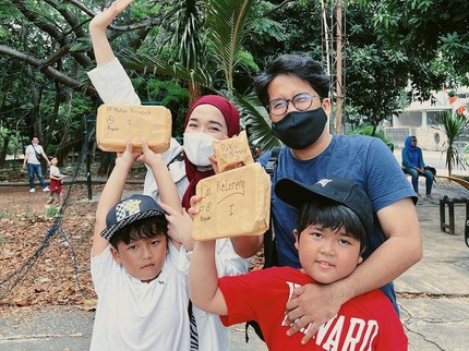 7 Potret Ririe Fairus dan Ayus Sabyan Kompak Temani Anak Lomba 17-an