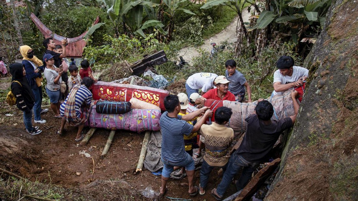 FOTO: Tradisi Ma'nene, Ritual Ganti Pakaian Jasad Leluhur