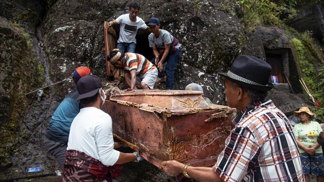 FOTO: Tradisi Ma'nene, Ritual Ganti Pakaian Jasad Leluhur
