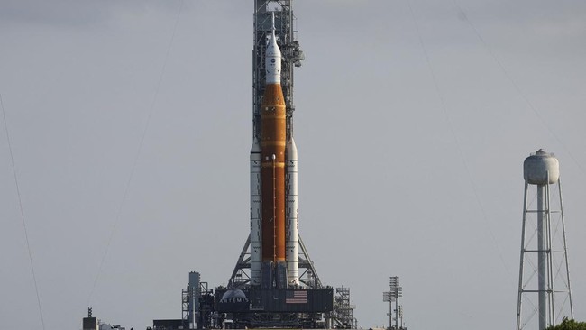 NASA memutuskan memundurkan jadwal peluncuran karena salah satu mesin roket bermasalah.