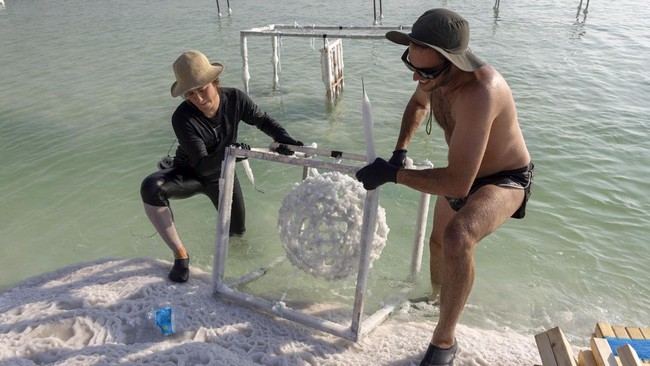 FOTO: Menuai Seni dari Merendam Barang di Laut Mati