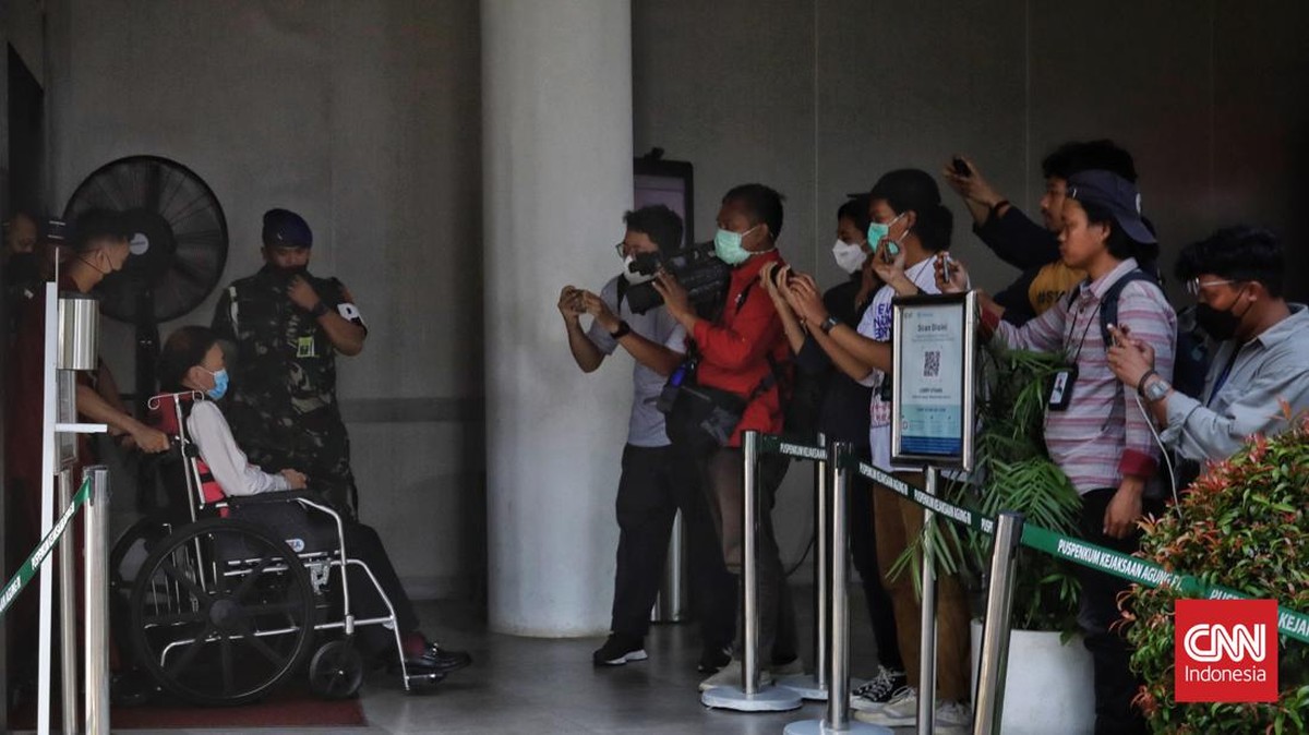 FOTO: Penampakan Surya Darmadi Lemas di Kursi Roda