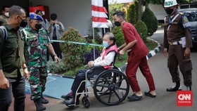 FOTO: Penampakan Surya Darmadi Lemas di Kursi Roda