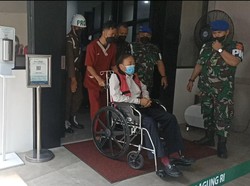 Keluar dari Gedung Kejaksaan, Surya Darmadi Gunakan Kursi Roda