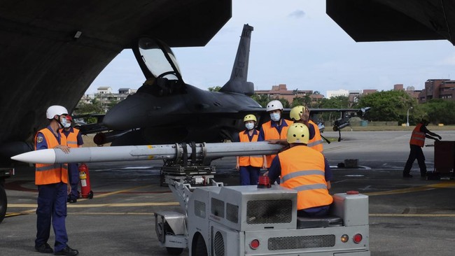 Pejabat keamanan Taiwan membeberkan China sedang mempelajari perang di Ukraina untuk mengembangkan strategi "perang hibrida" melawan Taiwan.
