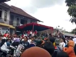 Heboh! Pemoge di Sukabumi Dibogem Warga gegara Ngegas