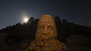 FOTO: Patung Raksasa Kuno Turki pun 'Nikmati' Hujan Meteor Perseid