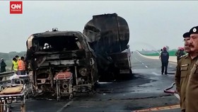 VIDEO: Truk Tabrak Kapal Tanker di Pakistan. 20 Orang Tewas