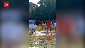 VIDEO: Viral Upacara Penurunan Bendera Gagal karena Lapangan Tergenang