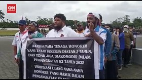 VIDEO: Pegawai Honorer Pemda Unjuk Rasa Usai Pengibaran Bendera