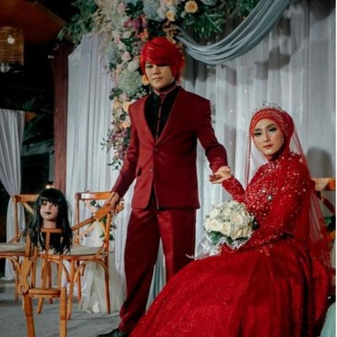 7 Potret Cantik Istri Pesulap Merah yang Jarang Terekspos