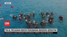 VIDEO: TNI AL Pecahkan Rekor Pengibaran Bendera di Bawah Laut Serentak