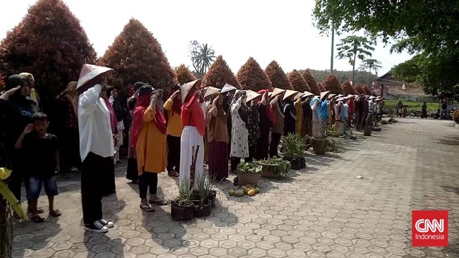 Warga Desa Way Gelam, Kecamatan Candipuro, Lampung Selatan melaksanakan kegiatan Upacara HUT Kemerdekaan ke-77 RI dengan cara unik dan berbeda sendiri.