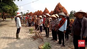 Unik, Warga di Lampung Gelar Upacara Kemerdekaan RI Berkostum Petani
