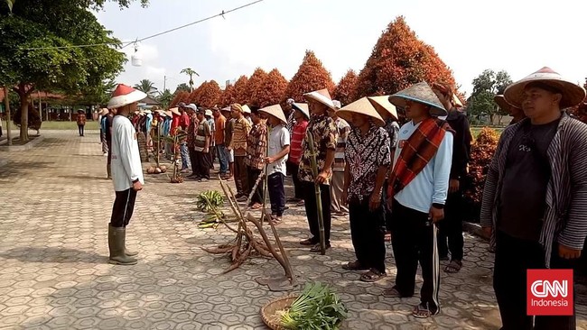 Warga Desa Way Gelam, Kecamatan Candipuro, Lampung Selatan melaksanakan kegiatan Upacara HUT Kemerdekaan ke-77 RI dengan cara unik dan berbeda sendiri.