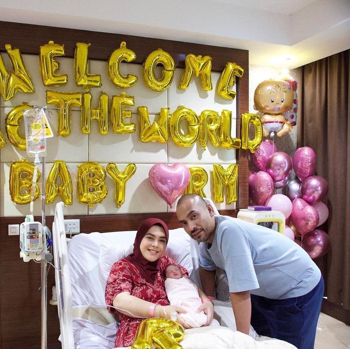 <p>Putri Aisyahrani lahir tepat di Hari Kemerdekaan 17 Agustus pada pukul 6.41 pagi. Sang buah hati lahir dengan berat 2,85 kg dan panjang 47 cm. (Foto: Instagram @syh55)</p>