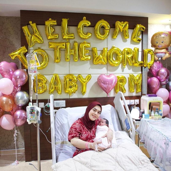 <p>Adik Syahrini, Aisyahrani, melahirkan anak ketiganya pada 17 Agustus 2022. Anak Aisyahrani ini berjenis kelamin perempuan, Bunda. (Foto: Instagram @syh55)</p>