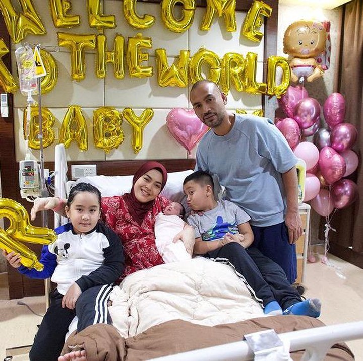 <p>Aisyahrani menikah dengan Jeffry Geovani pada 2012. Sebelum dikaruniai anak ketiga, pasangan ini sudah memiliki sepasang anak kembar bernama Raja dan Ratu. (Foto: Instagram @syh55)</p>